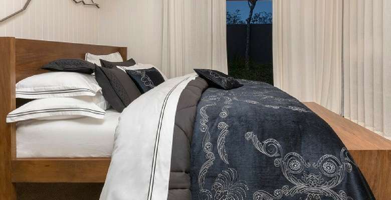 Os itens de cama passeiam entre tons românticos, desenhos imponentes, bordados sofisticados e elementos luxuosos