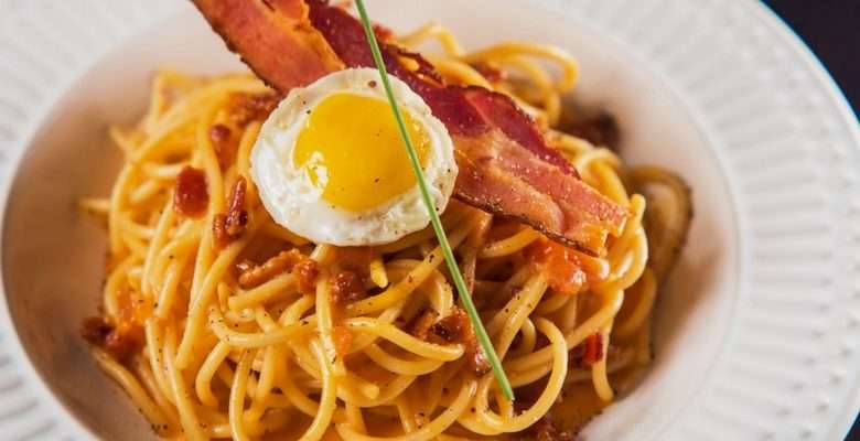 Spaghetti com creme de ovos, parmesão, bacon crocante e pimenta do reino -Kombina Felice