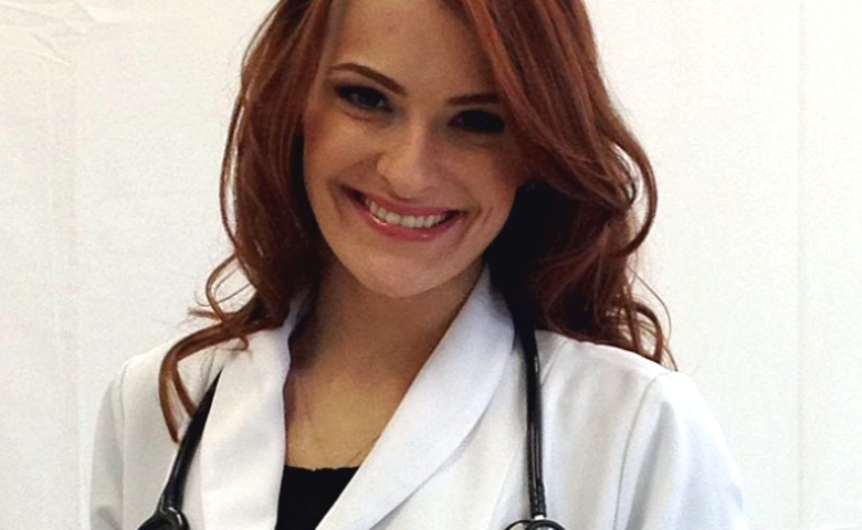 A doutora Paula Landi é especializada em medicina estética e técnicas de rejuvenescimento facial
