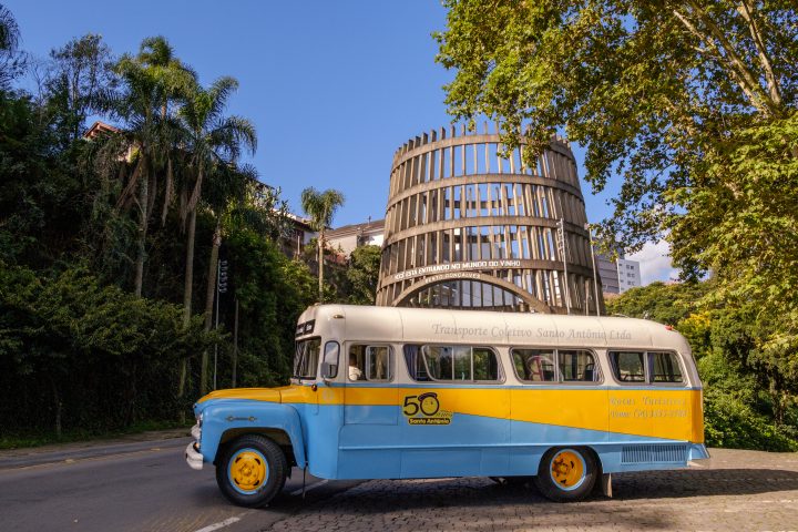 Ônibus Chevrolet de 1961 é uma atração turística na Serra Gaúcha 