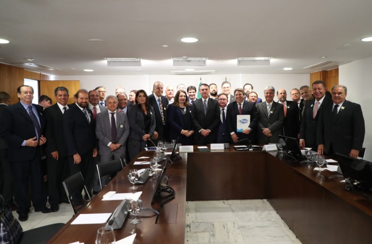Trade de turismo se apresenta ao Presidente Jair Bolsonaro