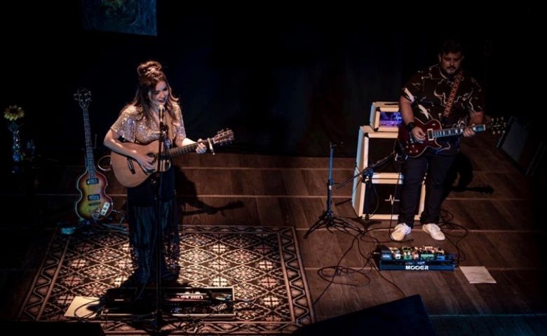 Liah Soares e Maurício Ataíde sintonizados no palco do Teatro Solar, em Botafogo Crédito: Leo Reis / Divulgação