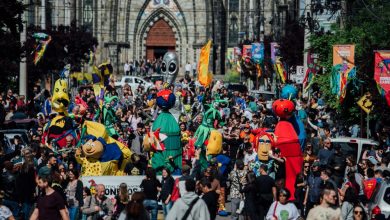 De quinta a domingo,17 a 20,  bonecos vindos de diversas partes do mundo tomam conta da cidade com desfiles e exibições totalmente gratuitos.