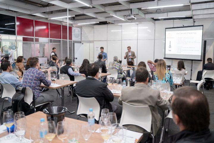 Um brinde ao vinho Francioni safra 2017 Chardonnay, que foi selecionado pelo master of wine britânico Alistair Cooper para fazer parte da masterclass Brazil Wines, realizada durante a Wine South America – Feira Internacional do Vinho, em Bento Gonçalves (RS), na semana passada.