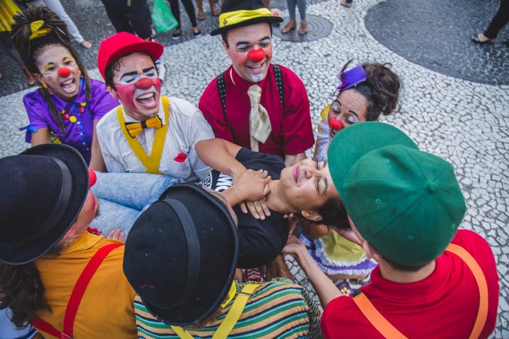 Agentes do Riso realizam intervenção para incentivar o público a despertar