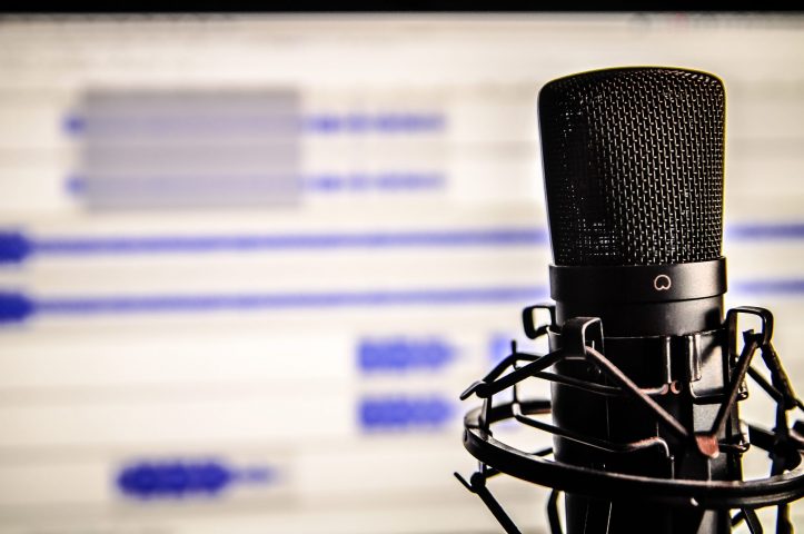 Empresas apostam em podcasts para se comunicar com funcionários e clientes