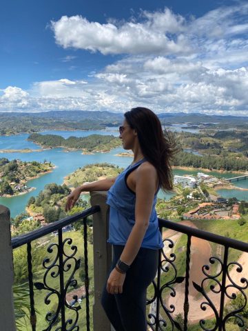 Barbara Figuccio da dica para quem viaja a trabalho Digital influencer Barbara Figuccio visita Piedra del Peñol em Antioquia na Colombia.