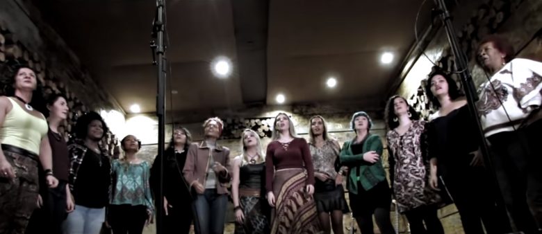 Bruna Volpi canta samba "Covardia" em defesa das mulheres